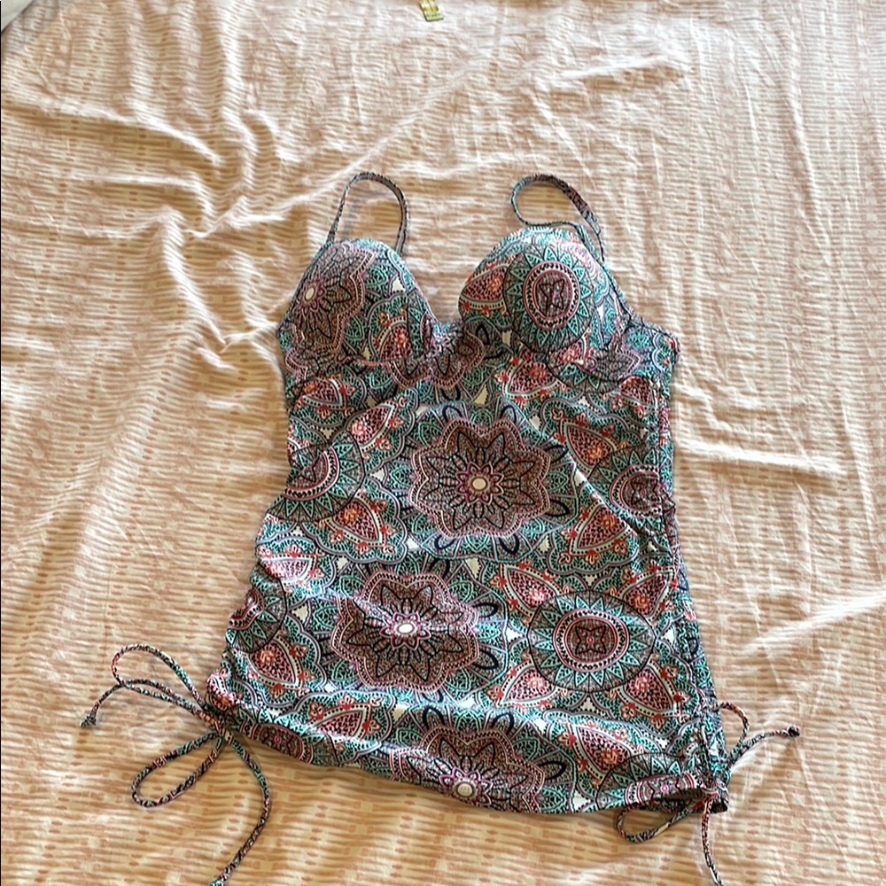 Assets by Spanx, Slimming, Underwire, Padded Push-Up Tankini Top in Size Small.